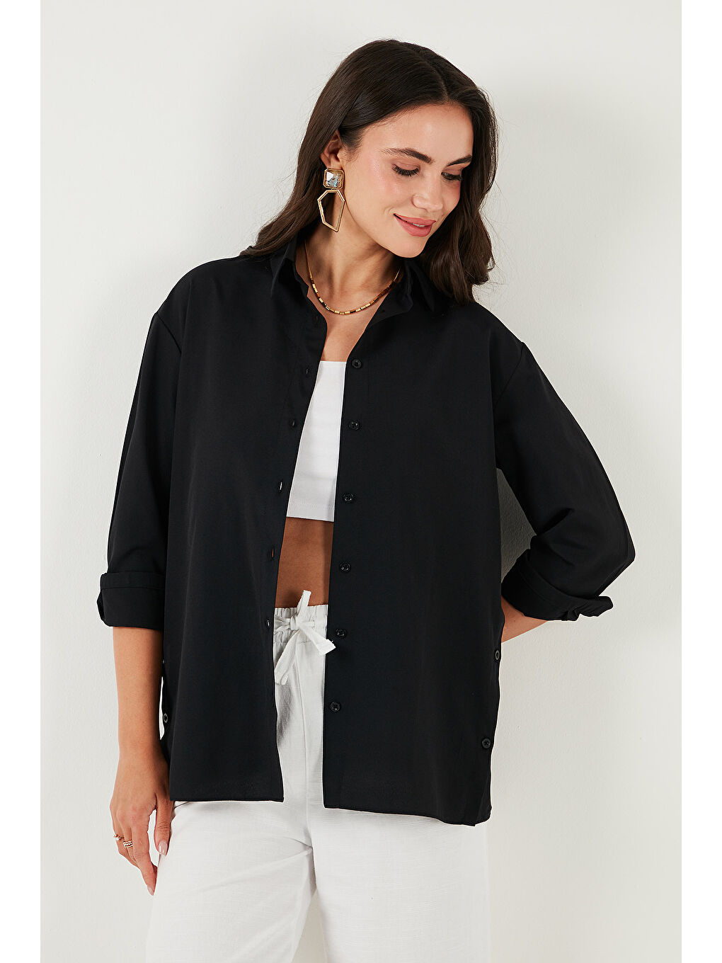 Siyah Pamuklu Regular Fit İliklenebilen Yırtmaç Detaylı Kadın Gömlek 6772920-4