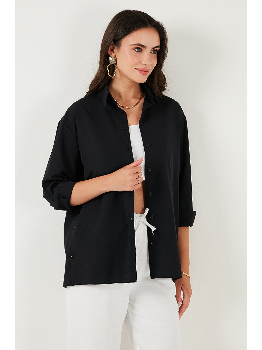 Siyah Pamuklu Regular Fit İliklenebilen Yırtmaç Detaylı Kadın Gömlek 6772920-5