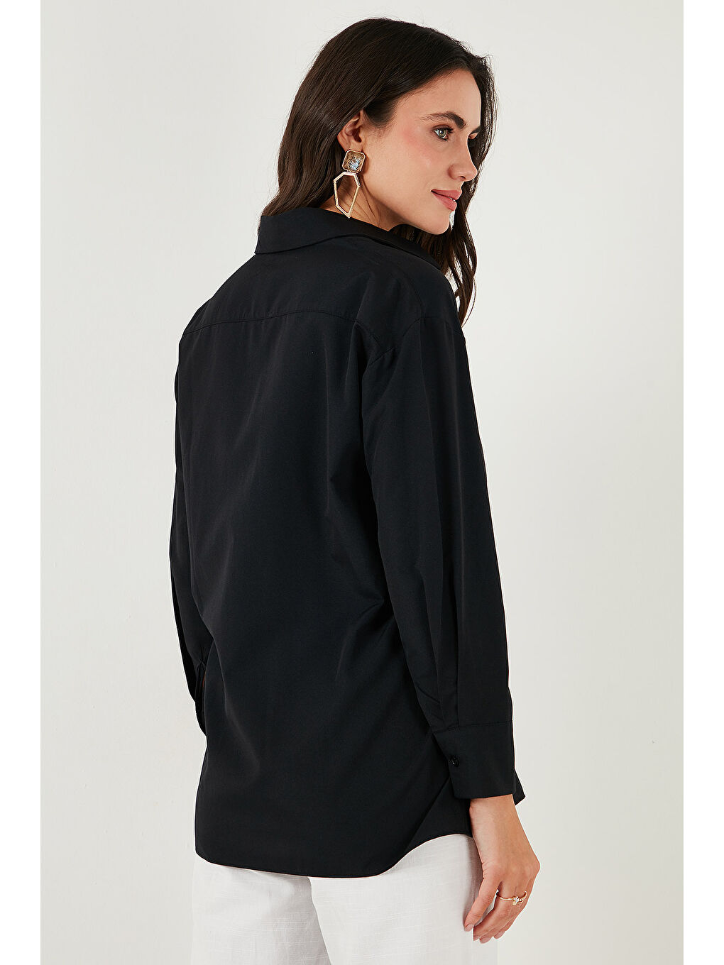 Siyah Pamuklu Regular Fit İliklenebilen Yırtmaç Detaylı Kadın Gömlek 6772920-6