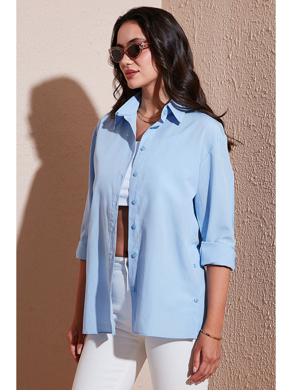 Mavi Pamuklu Regular Fit İliklenebilen Yırtmaç Detaylı Kadın Gömlek 6772920-1
