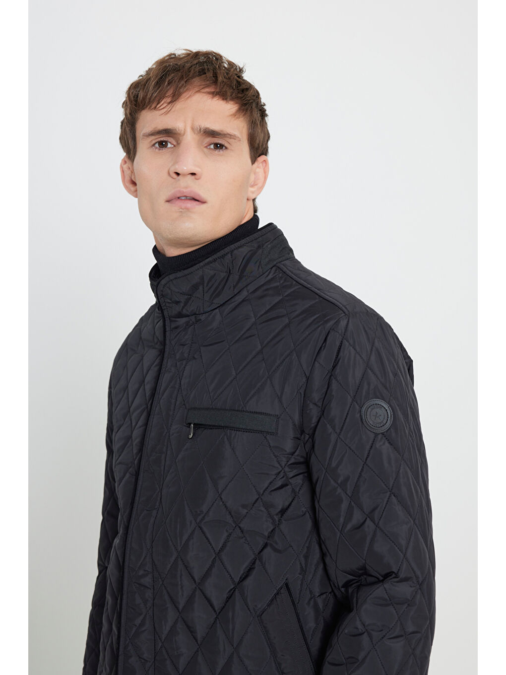 Erkek Siyah Standart Fit Normal Kesim Dik Yaka Desenli Kapitone Overcoat-3