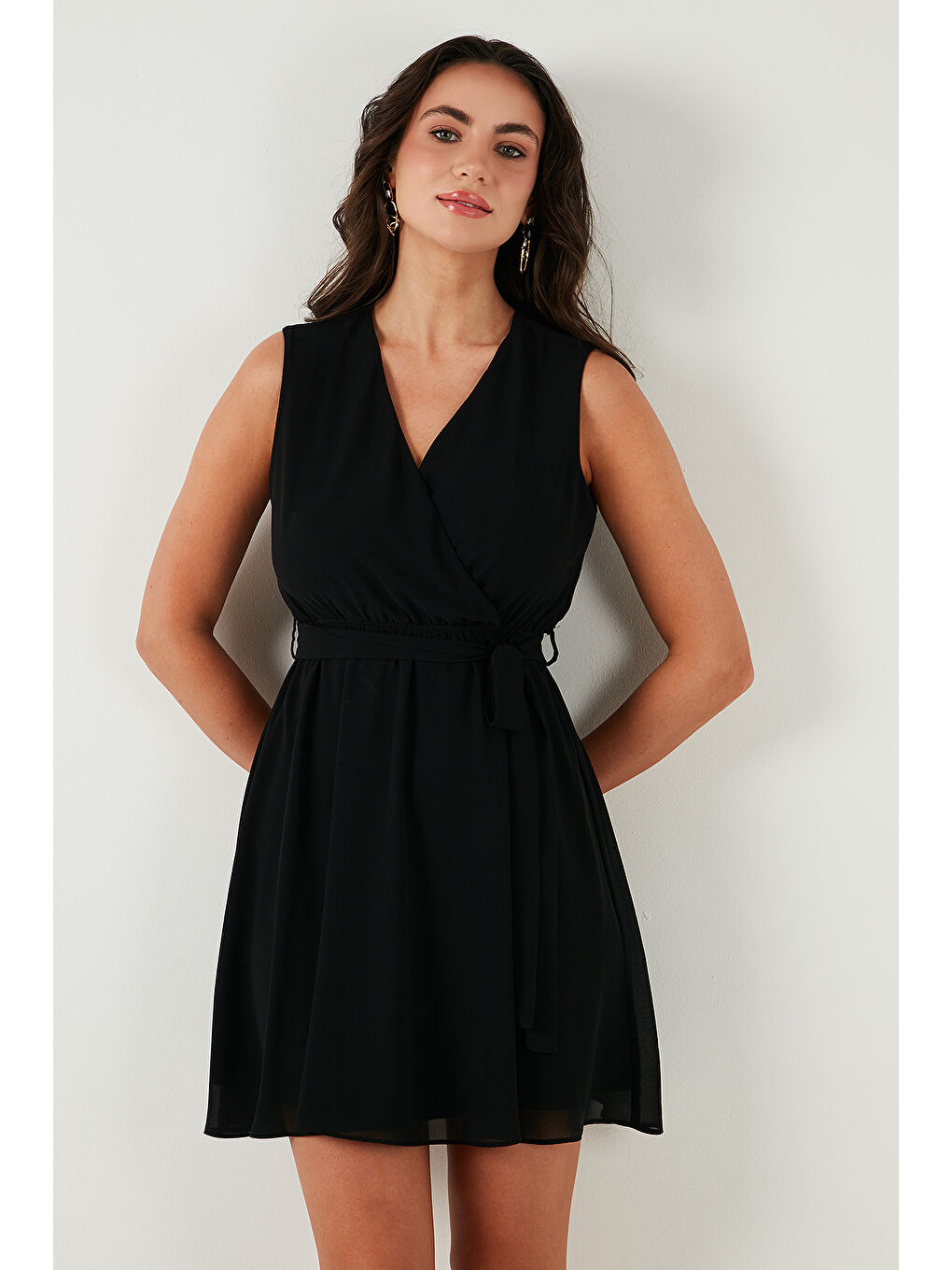 Siyah Regular Fit Kruvaze Yaka Bağlama Detaylı Şifon Mini Boy Kadın Elbise 6789075-5