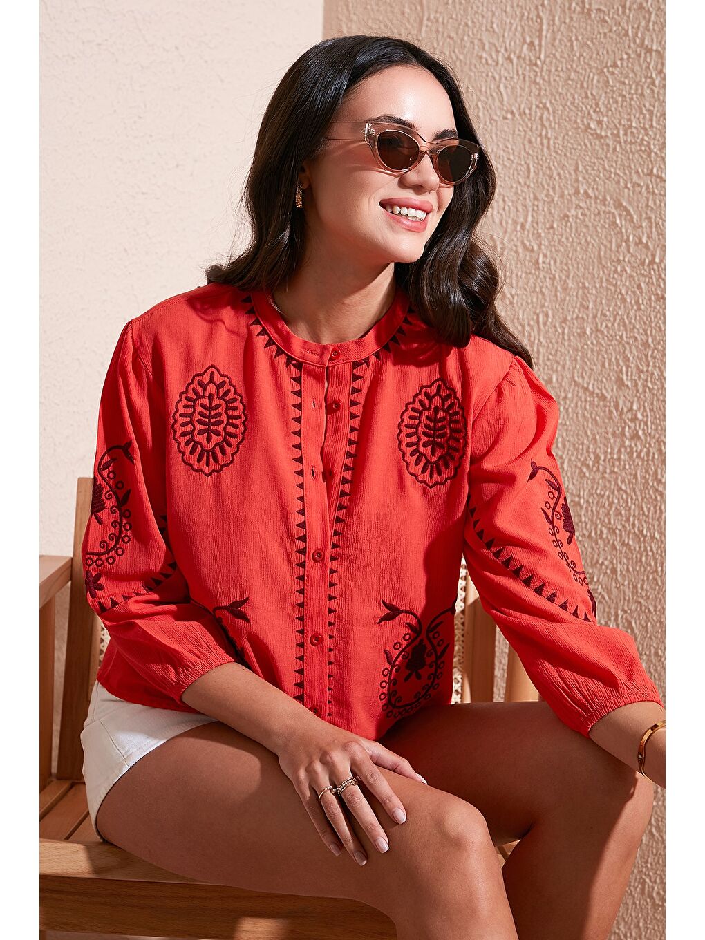 Mercan Nakış İşlemeli Truvakar Kol Hakim Yaka Pamuklu Şile Bezi Kadın Gömlek 611Bz0044