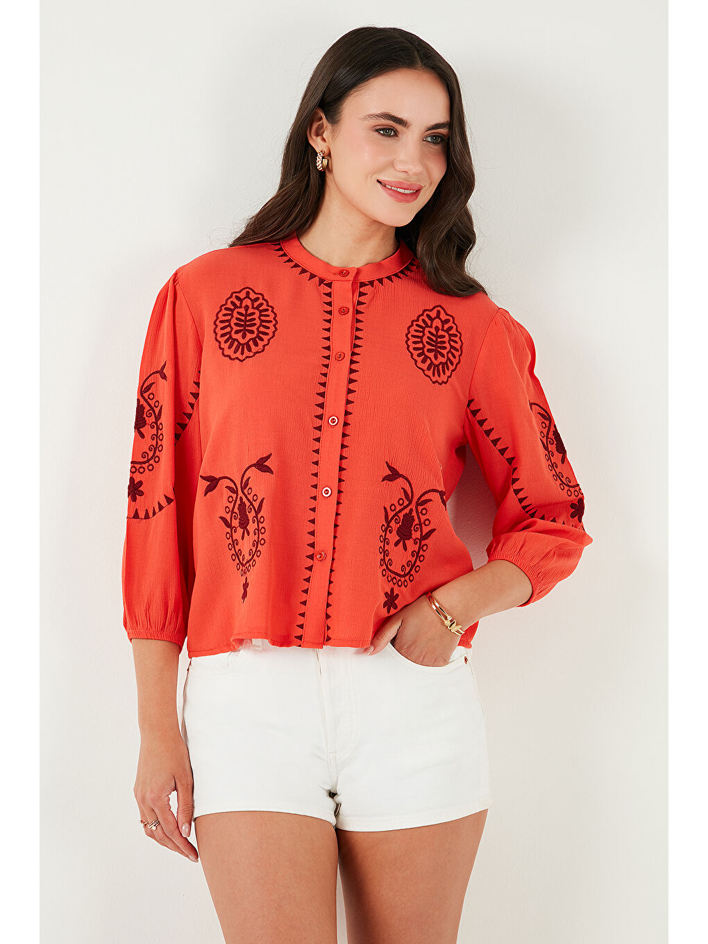 Mercan Nakış İşlemeli Truvakar Kol Hakim Yaka Pamuklu Şile Bezi Kadın Gömlek 611Bz0044-1