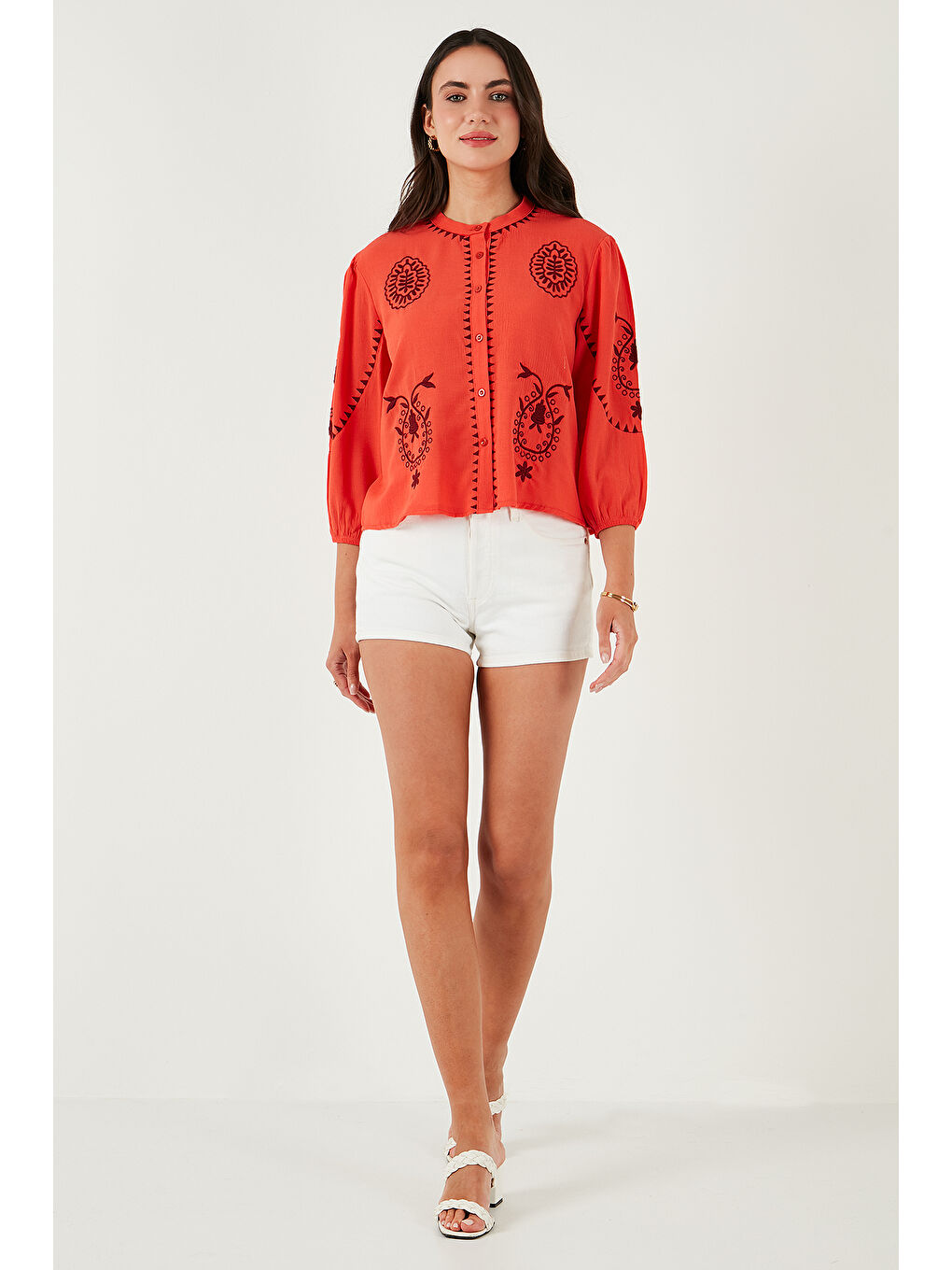 Mercan Nakış İşlemeli Truvakar Kol Hakim Yaka Pamuklu Şile Bezi Kadın Gömlek 611Bz0044-2