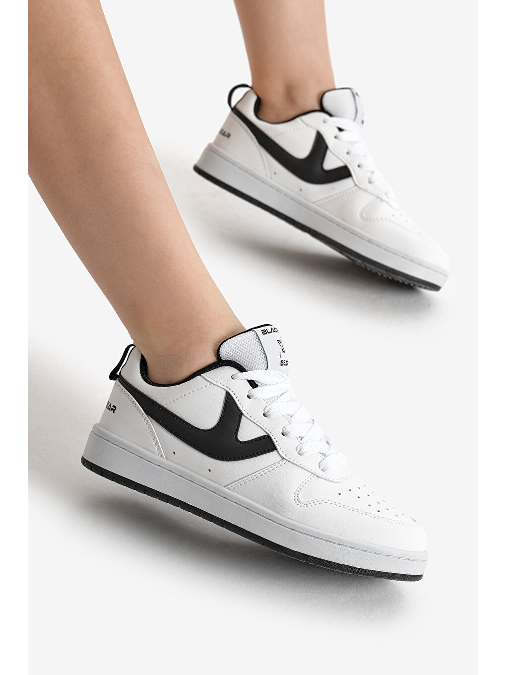 Kadın Beyaz Siyah Termo Taban Şerit Detaylı Bağcıklı Spor Ayakkabı-1