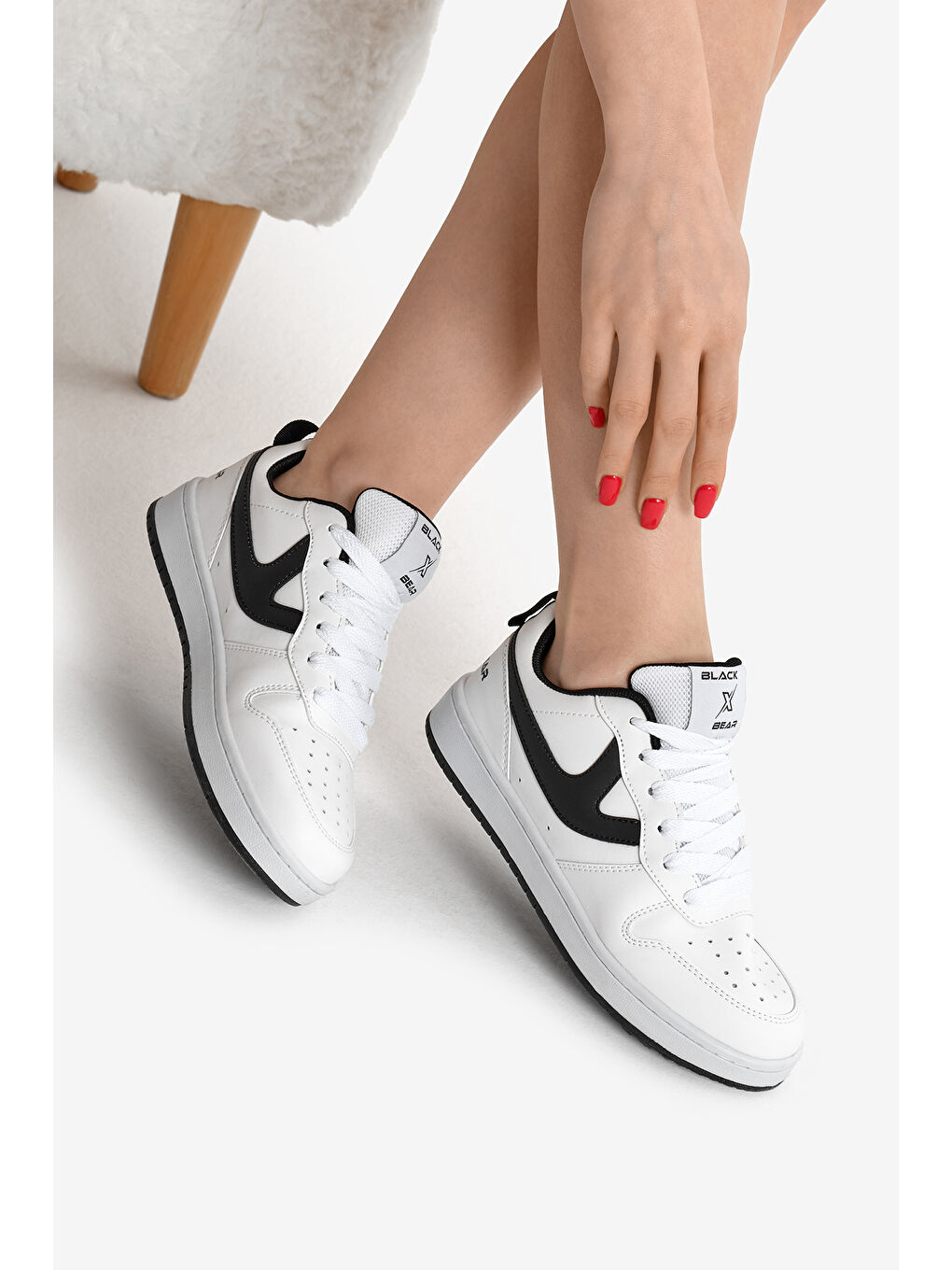 Kadın Beyaz Siyah Termo Taban Şerit Detaylı Bağcıklı Spor Ayakkabı-2