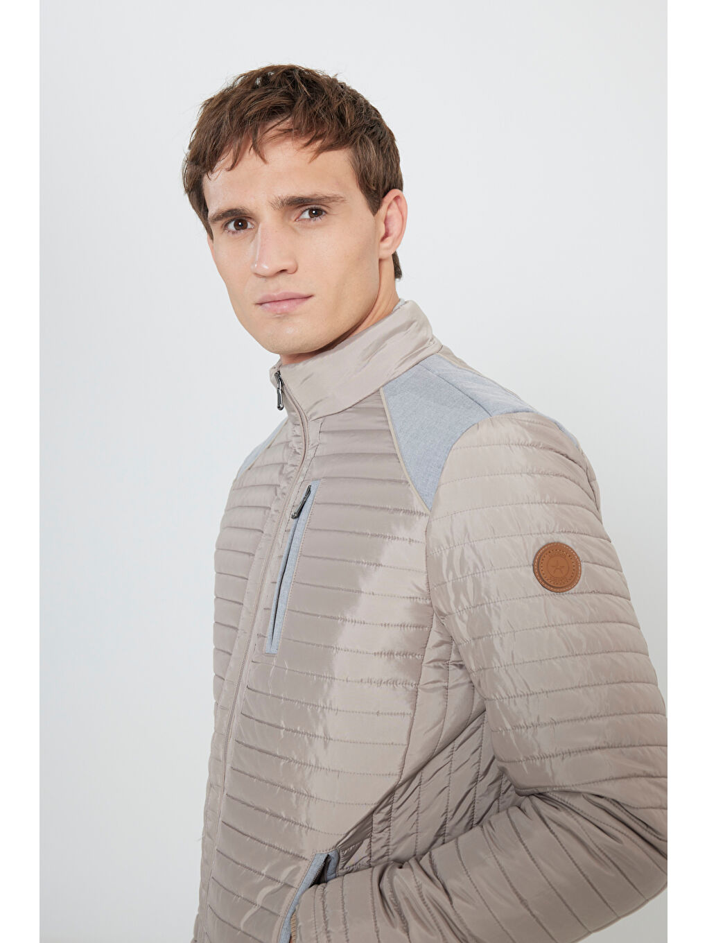 Erkek Bej Standart Fit Normal Kesim Dik Yaka Desenli Mont-3