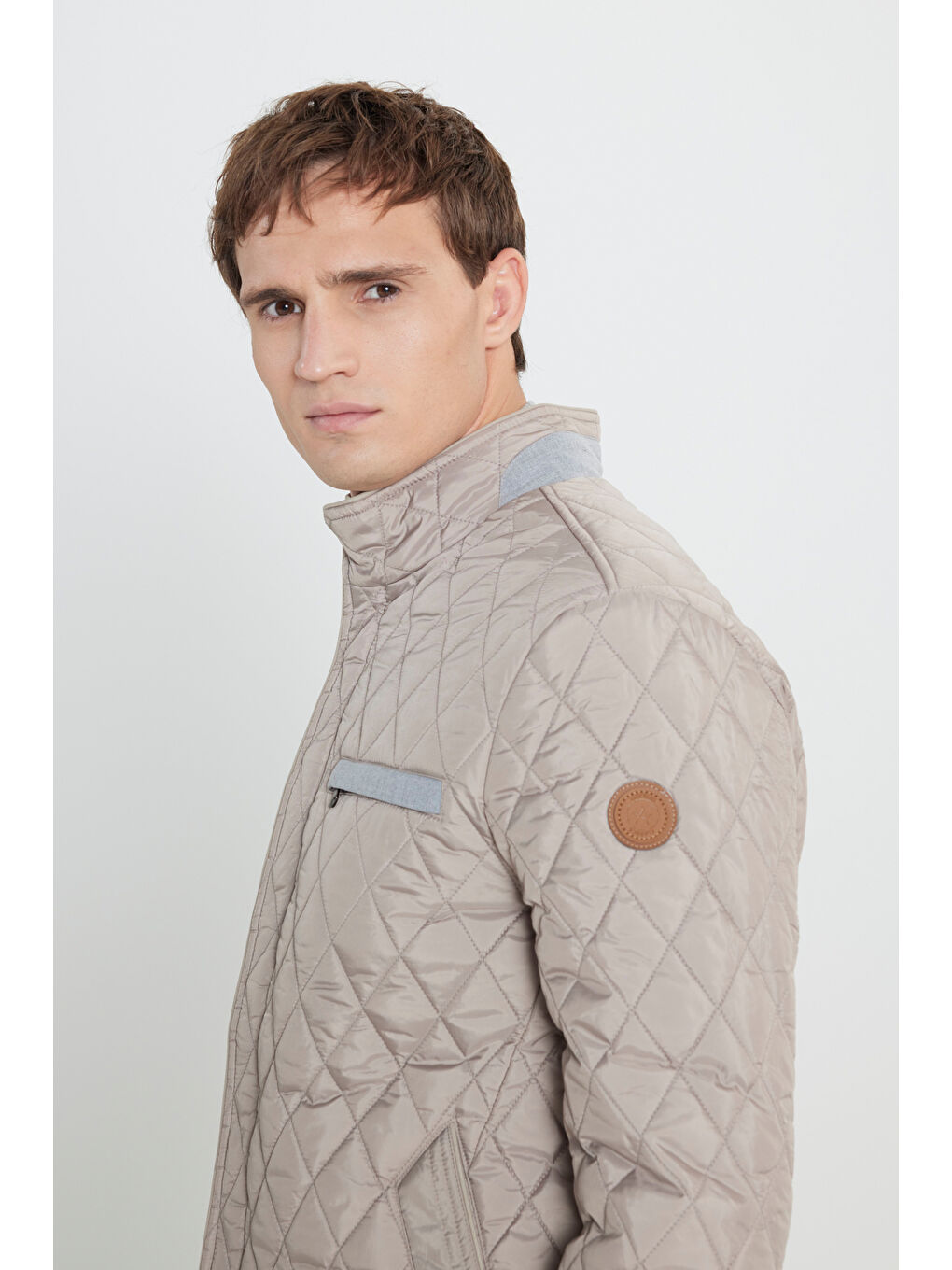 Erkek Bej Standart Fit Normal Kesim Dik Yaka Desenli Kapitone Overcoat-3