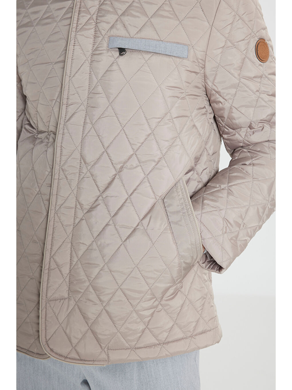 Erkek Bej Standart Fit Normal Kesim Dik Yaka Desenli Kapitone Overcoat-4