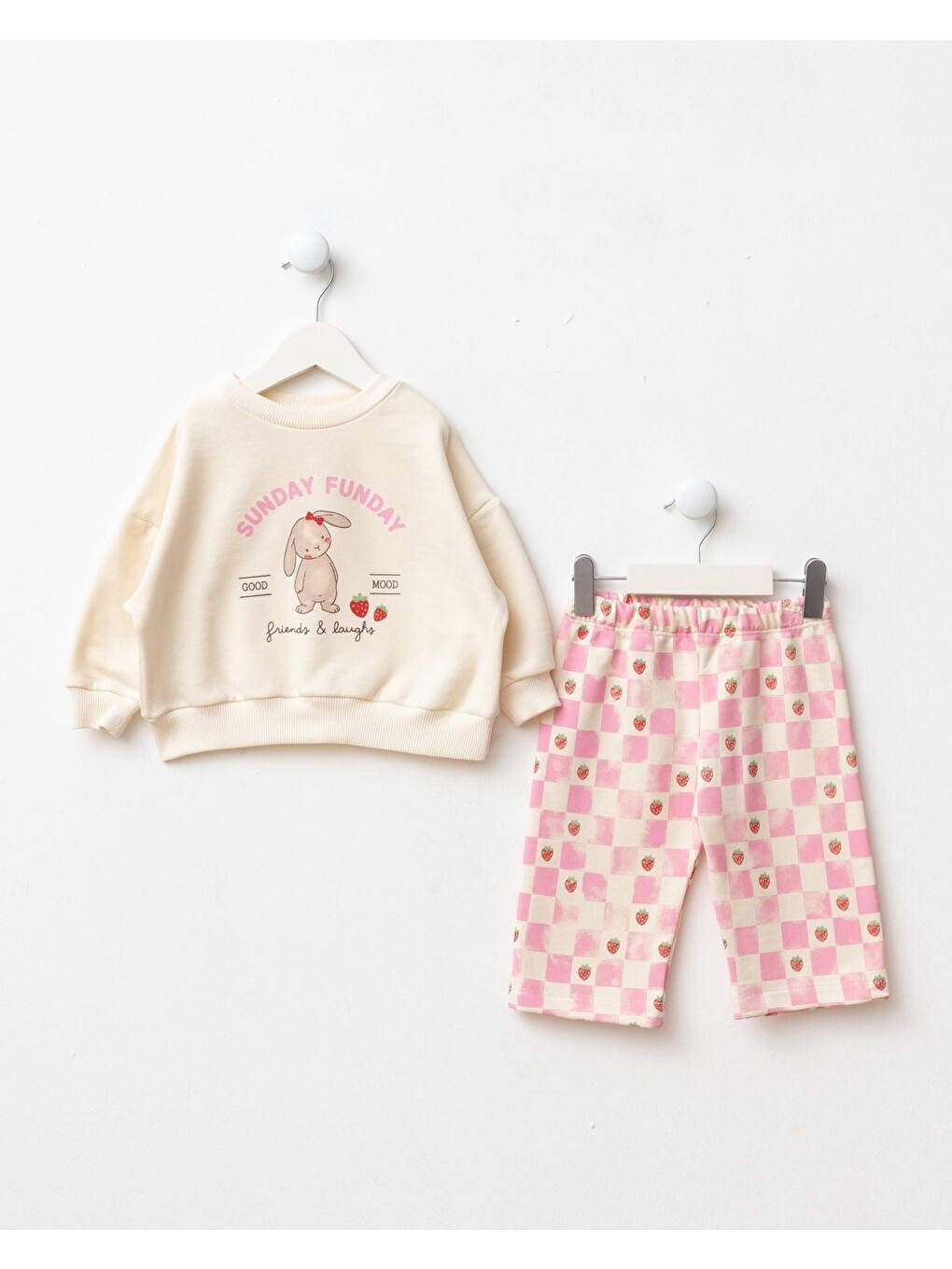 Karışık Kız Çocuk Tavşan Baskılı Sweatshirt Ve Çilek Desenli Kareli Eşofman Takımı
