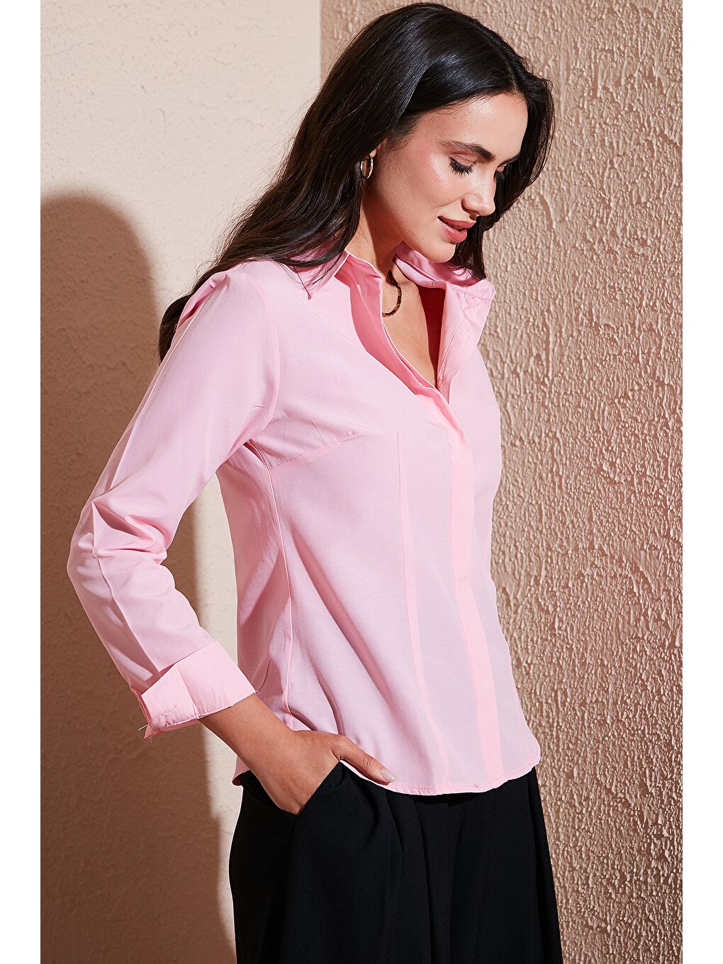 Pembe Pamuklu Slim Fit Klasik Yaka Çizgili Kadın Gömlek 6777423