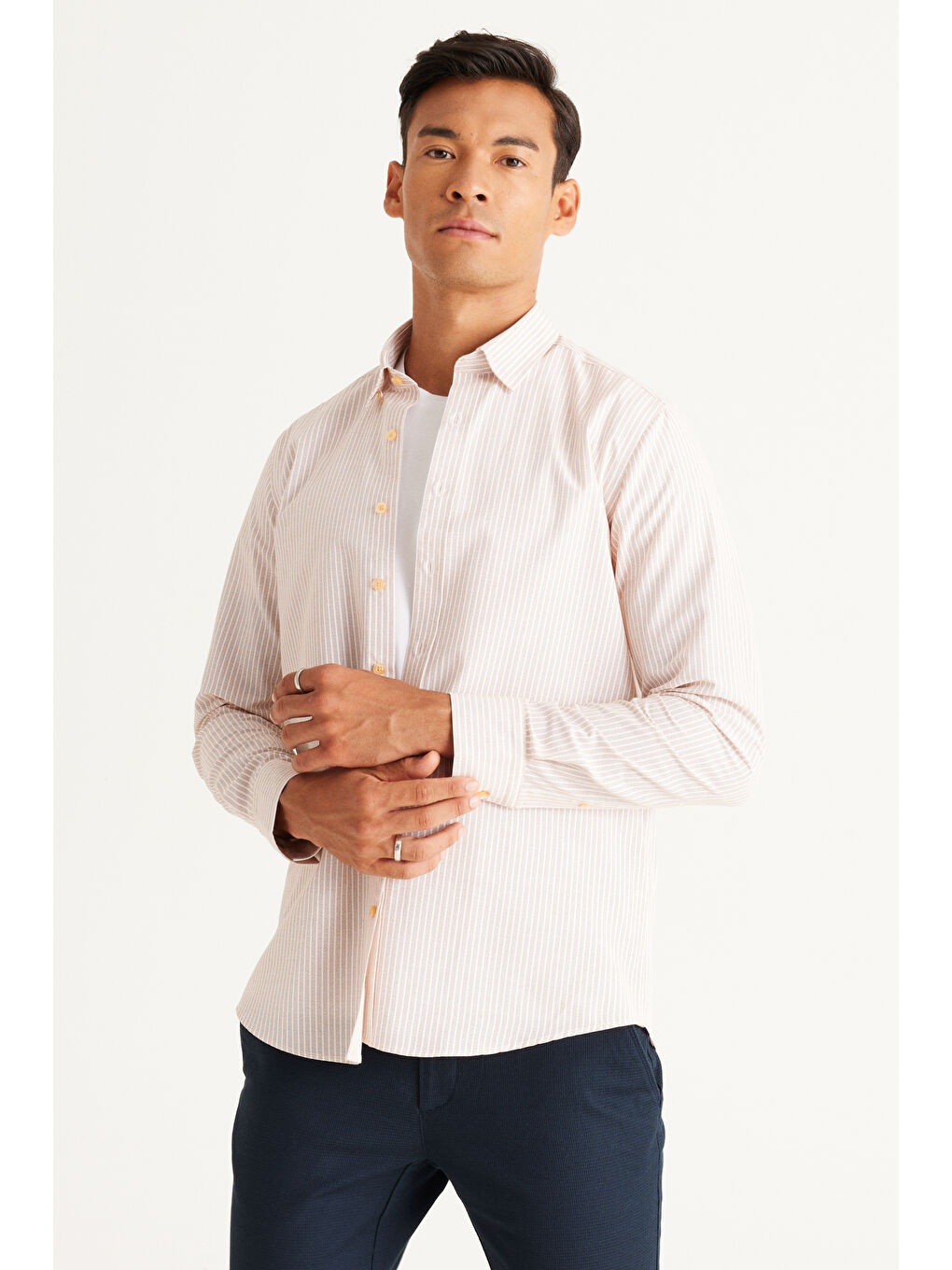 Erkek Beyaz-Turuncu Slim Fit Dar Kesim Gizli Düğmeli Yaka Pamuklu Çizgili Gömlek-1