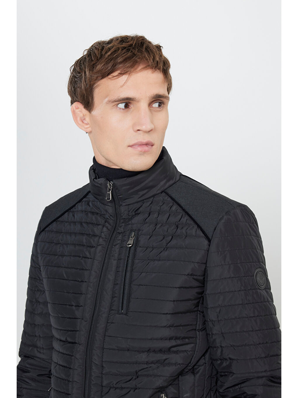 Erkek Siyah Standart Fit Normal Kesim Dik Yaka Desenli Mont-3