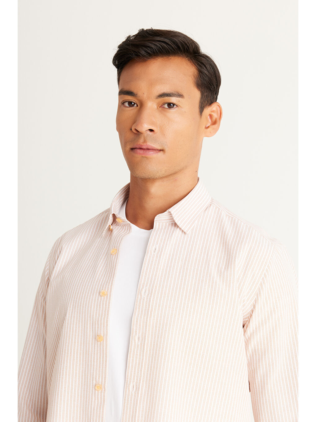 Erkek Beyaz-Turuncu Slim Fit Dar Kesim Gizli Düğmeli Yaka Pamuklu Çizgili Gömlek-4