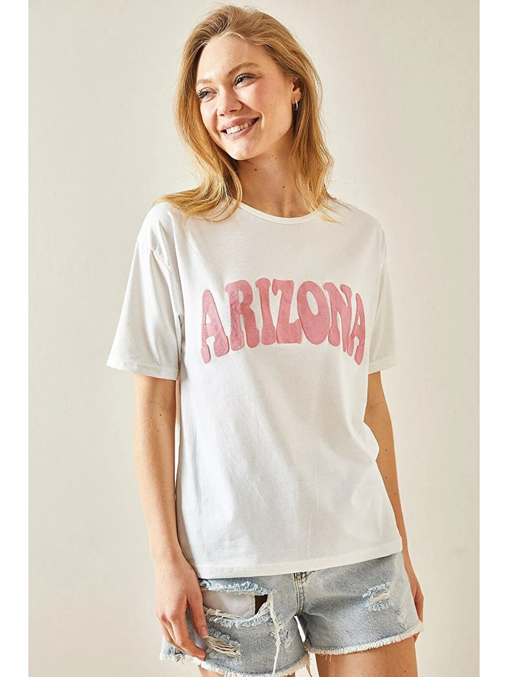 Kadın Beyaz Pembe Arizona Baskılı Bisiklet Yaka T-Shirt HZL24S-DSB120261