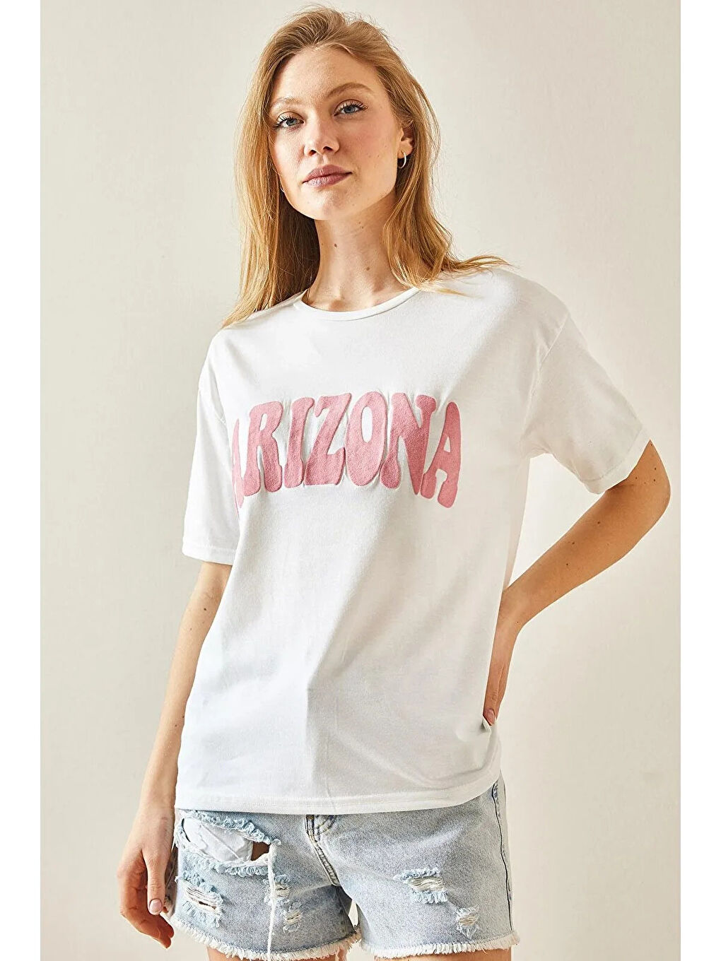 Kadın Beyaz Pembe Arizona Baskılı Bisiklet Yaka T-Shirt HZL24S-DSB120261-1