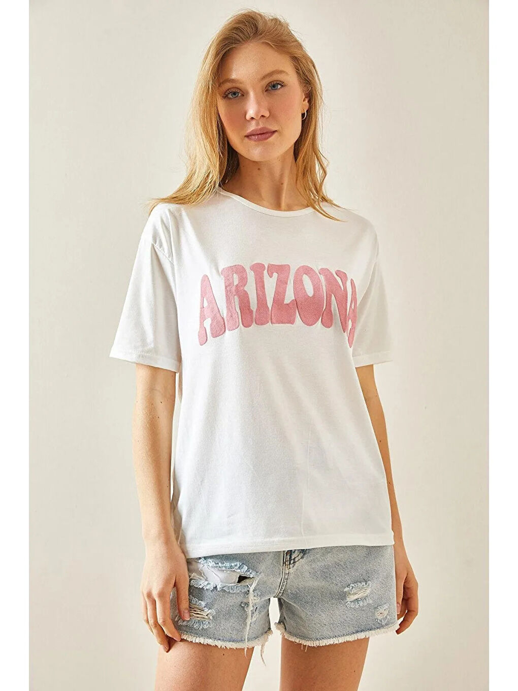 Kadın Beyaz Pembe Arizona Baskılı Bisiklet Yaka T-Shirt HZL24S-DSB120261-3