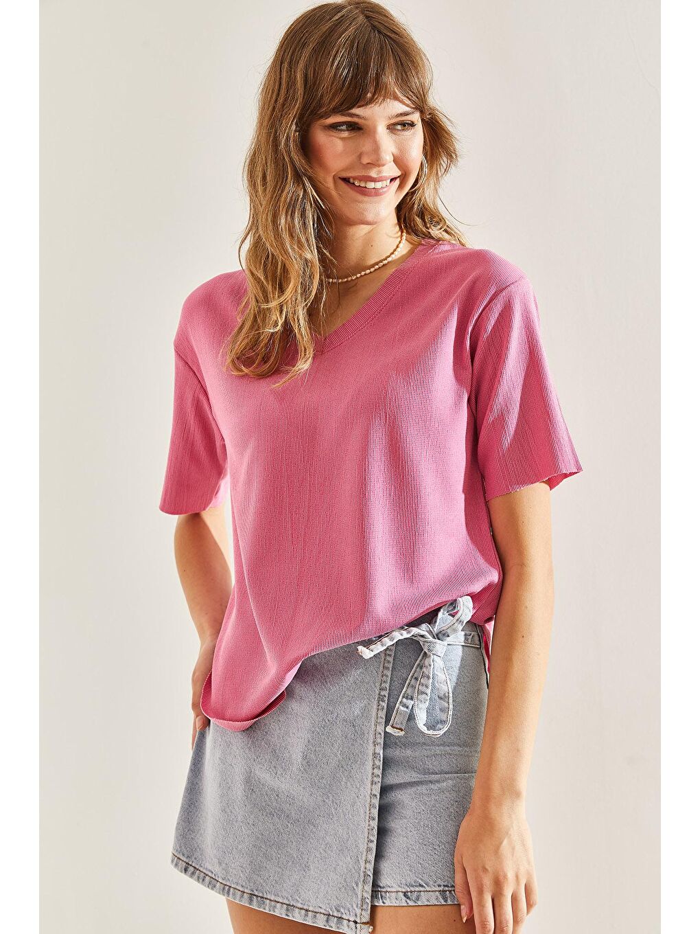 Pembe Kadın V Yaka Oval Kesim Bürümcük Kumaş Bluz-1