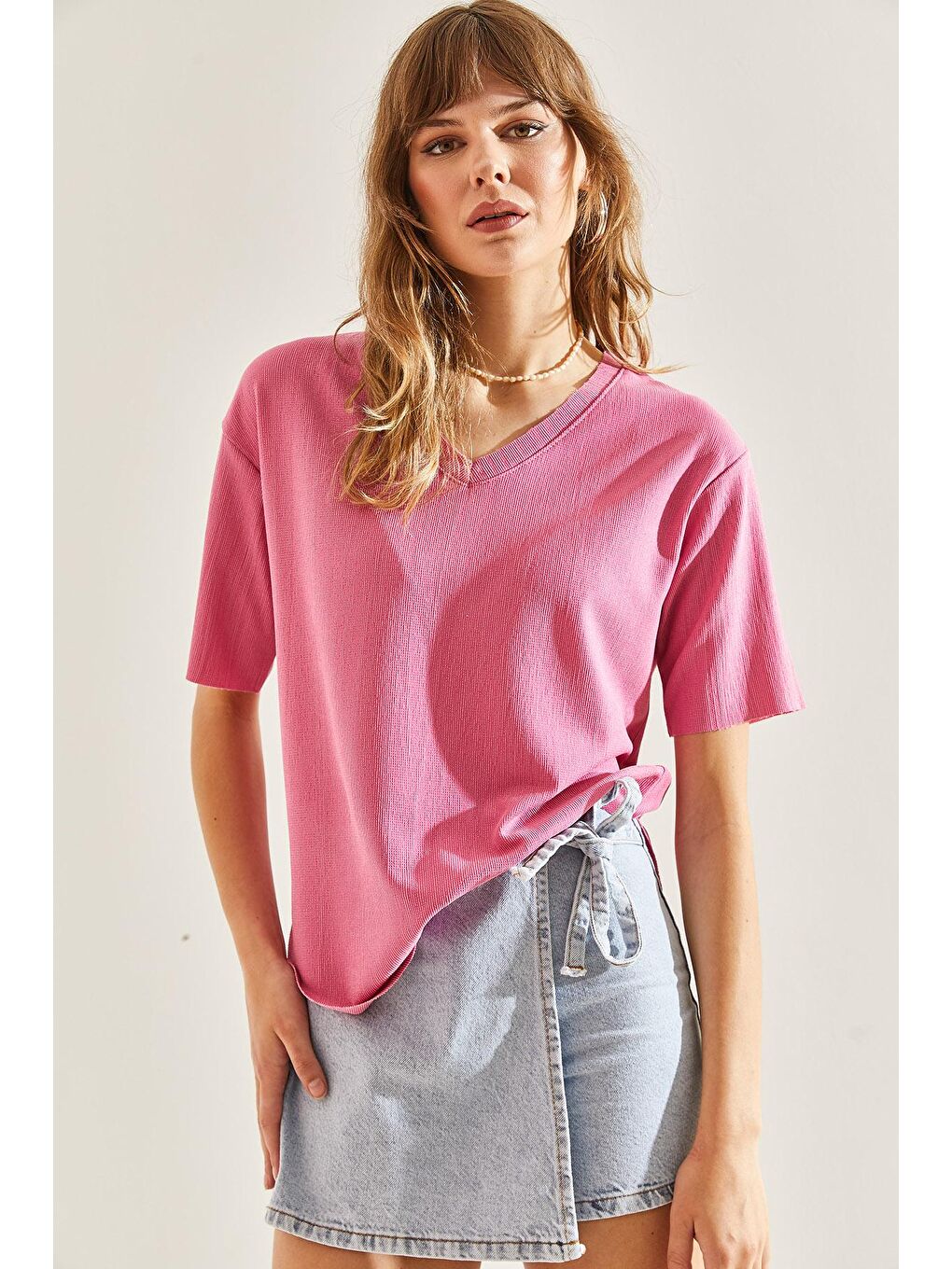 Pembe Kadın V Yaka Oval Kesim Bürümcük Kumaş Bluz-2