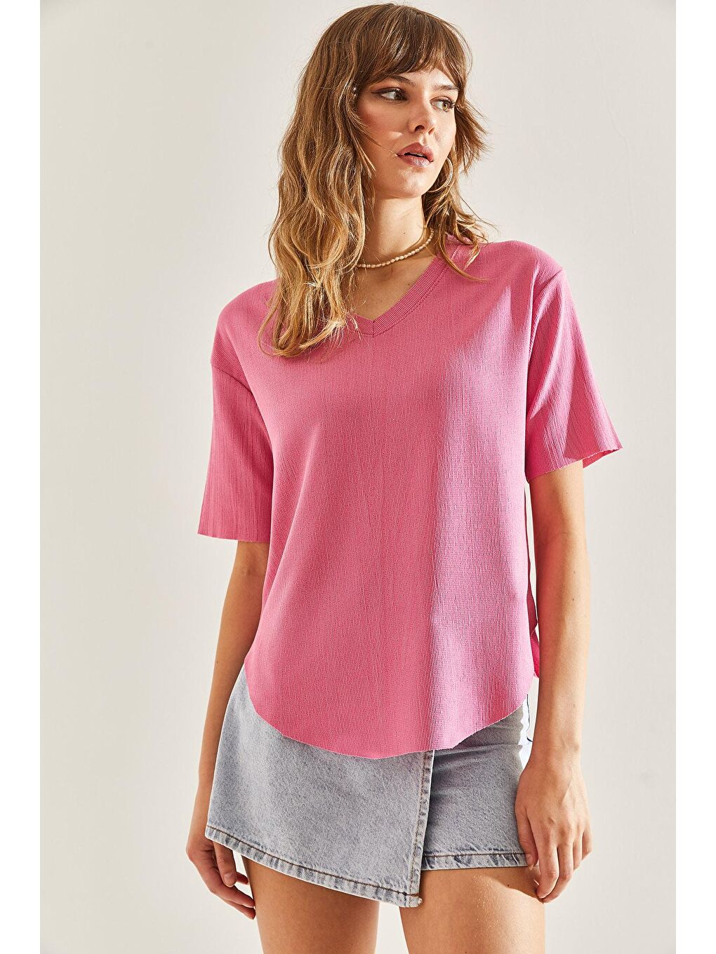 Pembe Kadın V Yaka Oval Kesim Bürümcük Kumaş Bluz-3