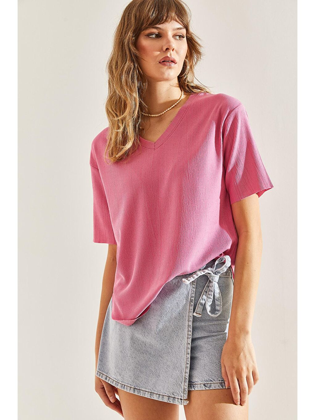 Pembe Kadın V Yaka Oval Kesim Bürümcük Kumaş Bluz-5