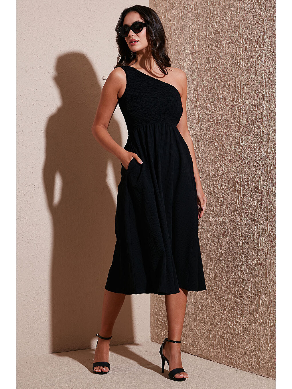 Siyah Regular Fit Tek Omuz Belden Açılan Gipeli Midi Boy Kadın Elbise 67810248-1