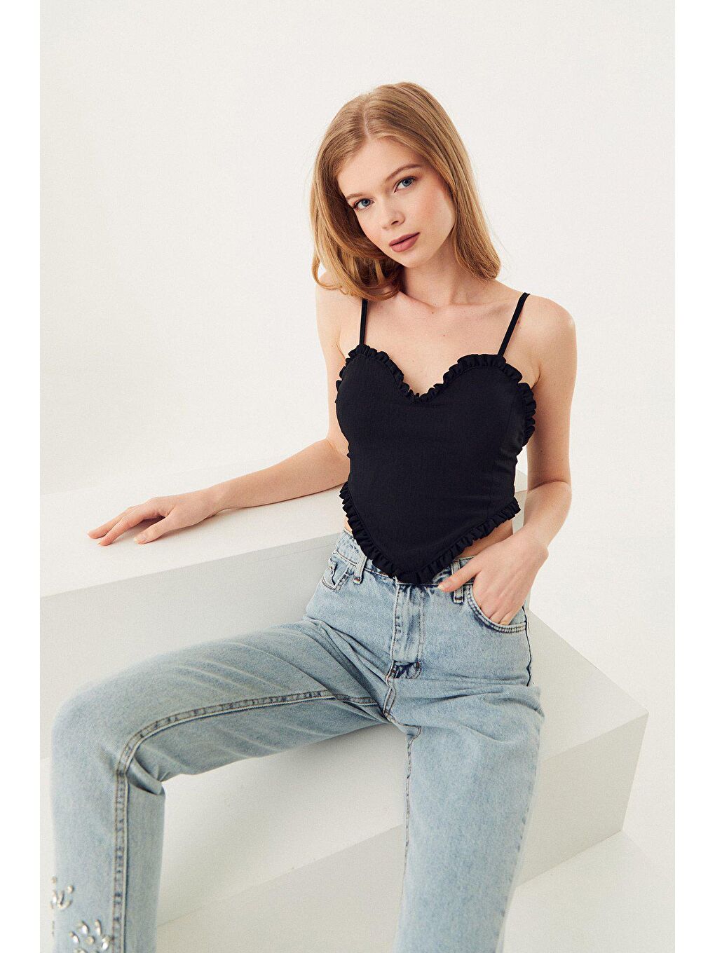 Siyah Askılı Fırfır Detaylı Crop Büstiyer