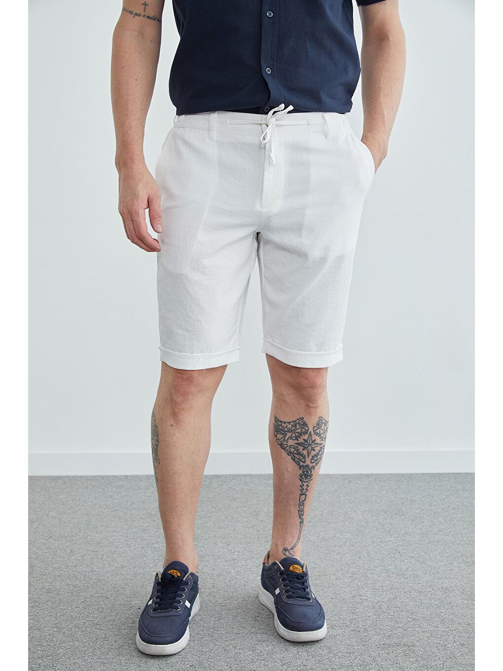 Beyaz Beli Bağlamalı Cepli Duble Paça Şort-1