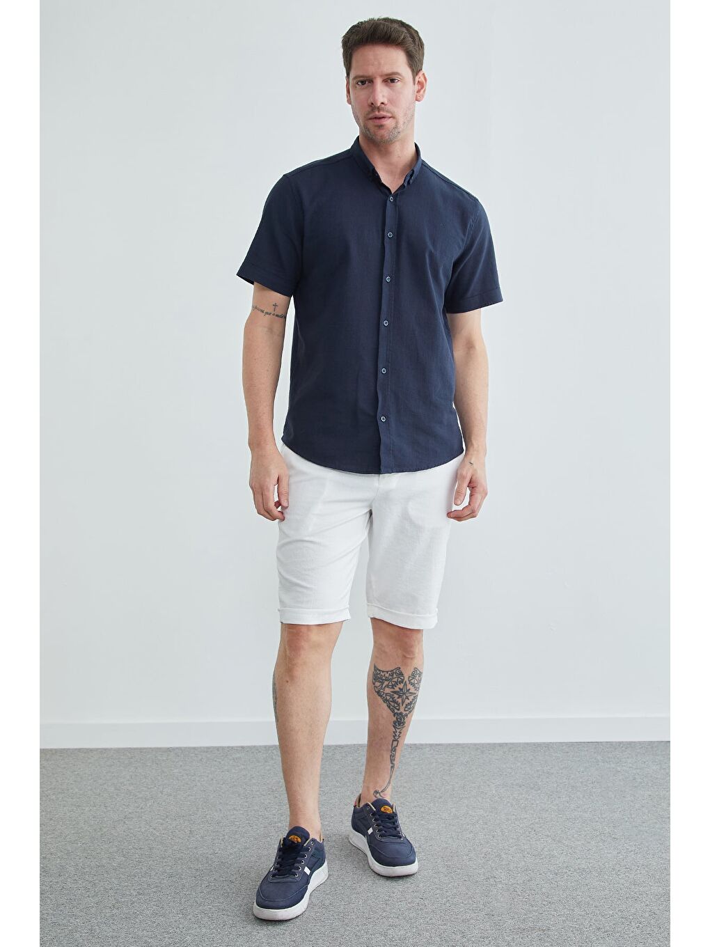 Beyaz Beli Bağlamalı Cepli Duble Paça Şort-2