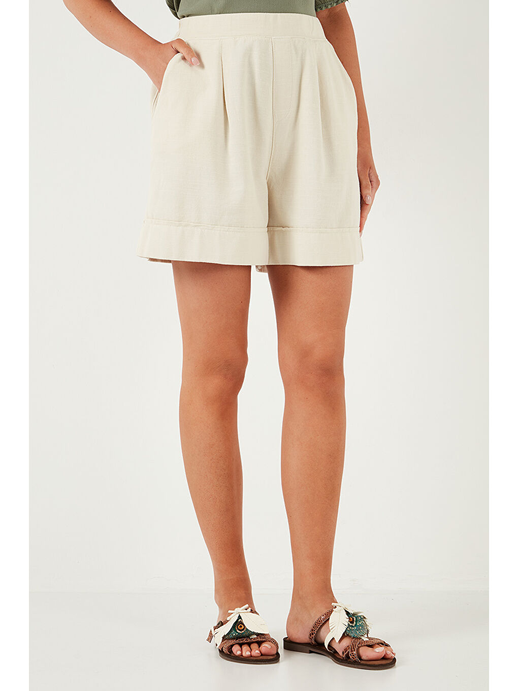 Bej Pamuklu Standart Fit Yüksek Bel Dikiş Detaylı Kadın Şort 668Yp4921-1