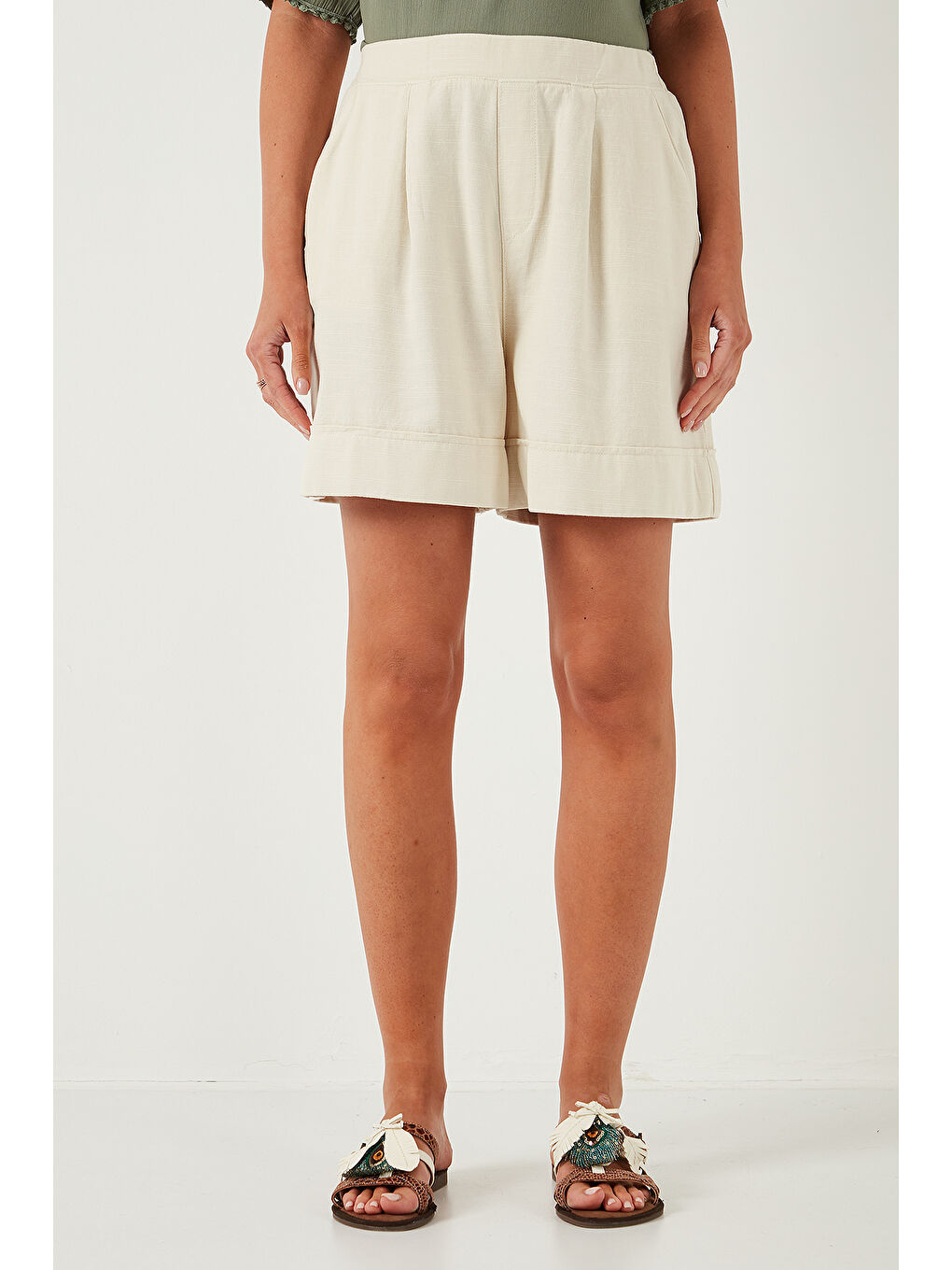 Bej Pamuklu Standart Fit Yüksek Bel Dikiş Detaylı Kadın Şort 668Yp4921-2