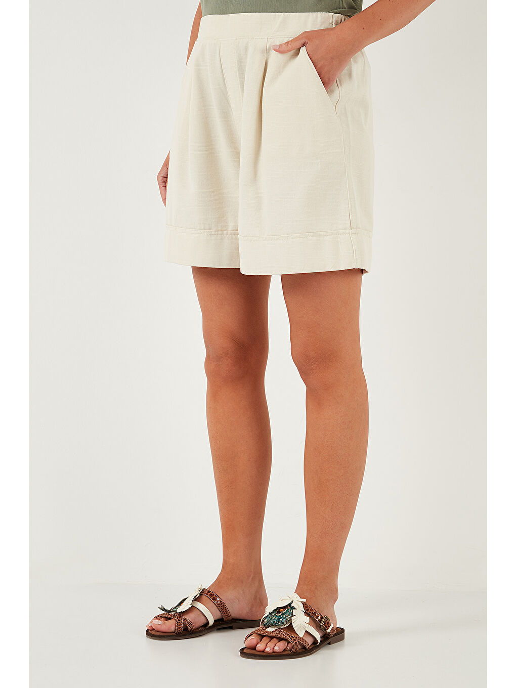 Bej Pamuklu Standart Fit Yüksek Bel Dikiş Detaylı Kadın Şort 668Yp4921-3