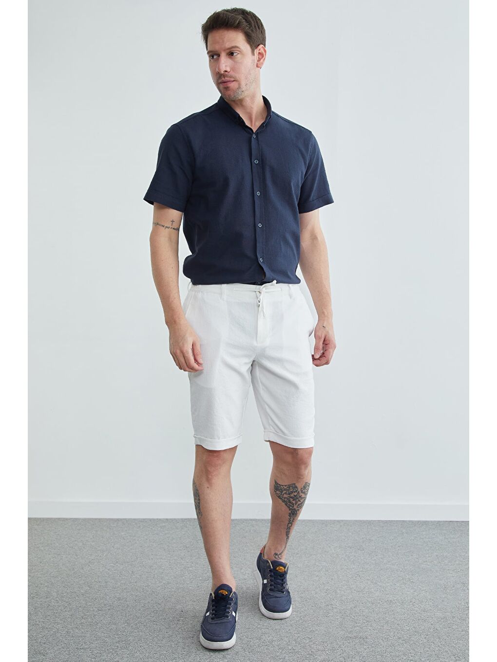 Beyaz Beli Bağlamalı Cepli Duble Paça Şort-4