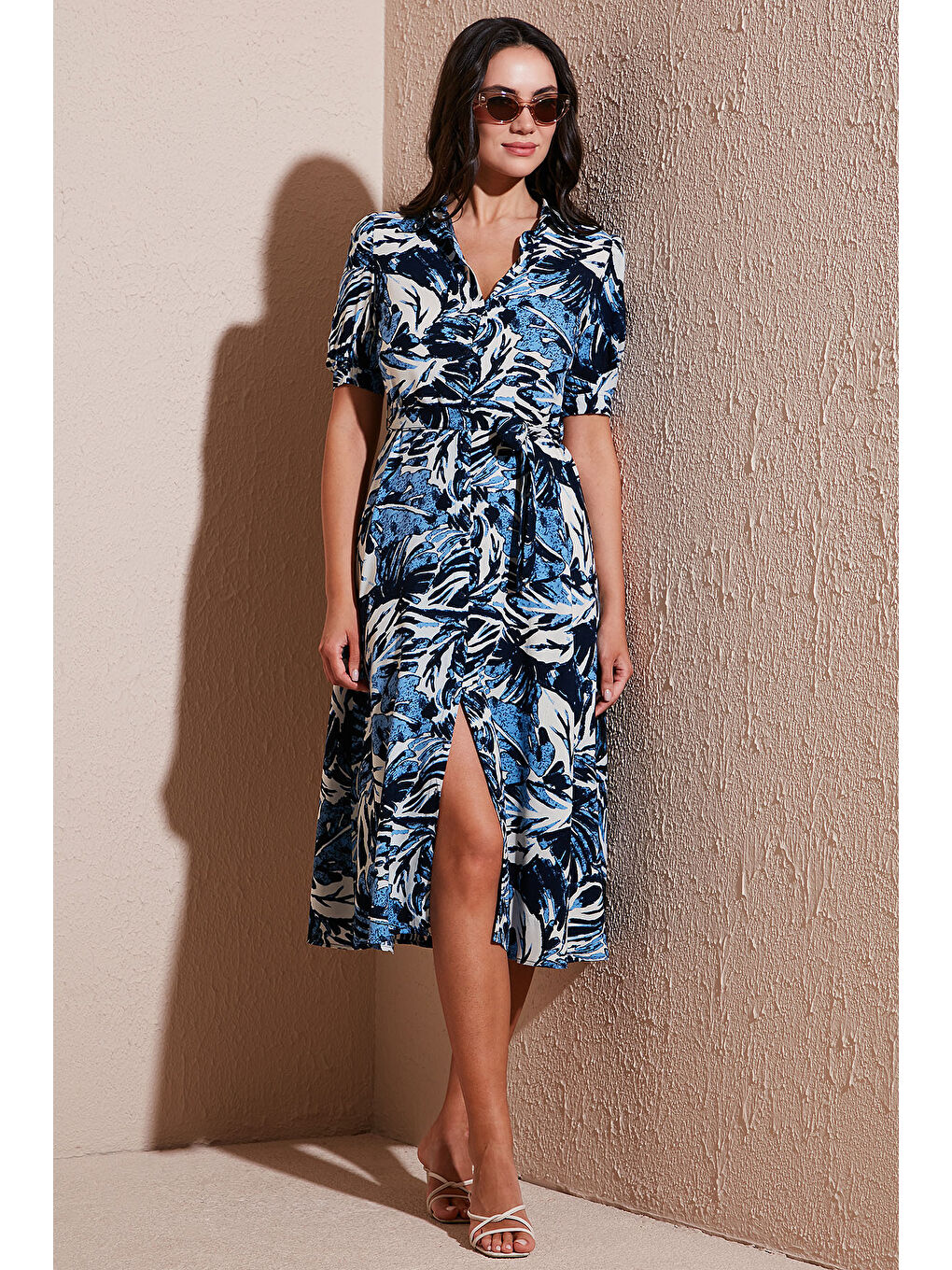 Mavi Desenli Relaxed Fit Balon Kol Yırtmaçlı Kemerli Midi Boy Kadın Elbise 67810558