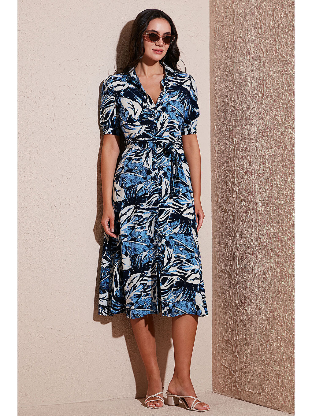 Mavi Desenli Relaxed Fit Balon Kol Yırtmaçlı Kemerli Midi Boy Kadın Elbise 67810558-1