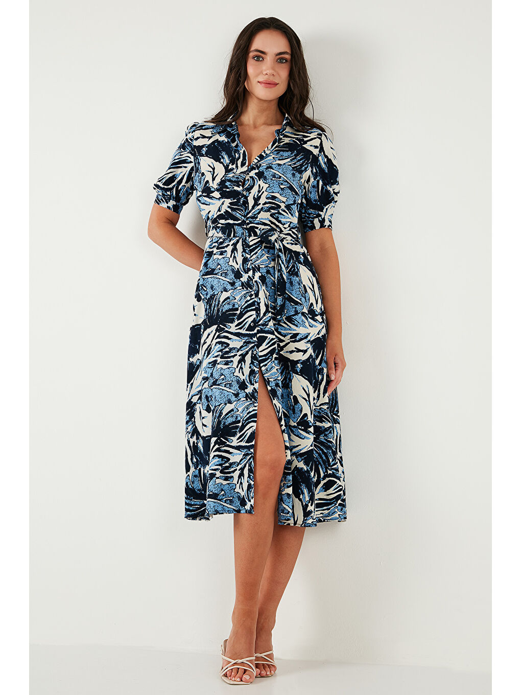 Mavi Desenli Relaxed Fit Balon Kol Yırtmaçlı Kemerli Midi Boy Kadın Elbise 67810558-2