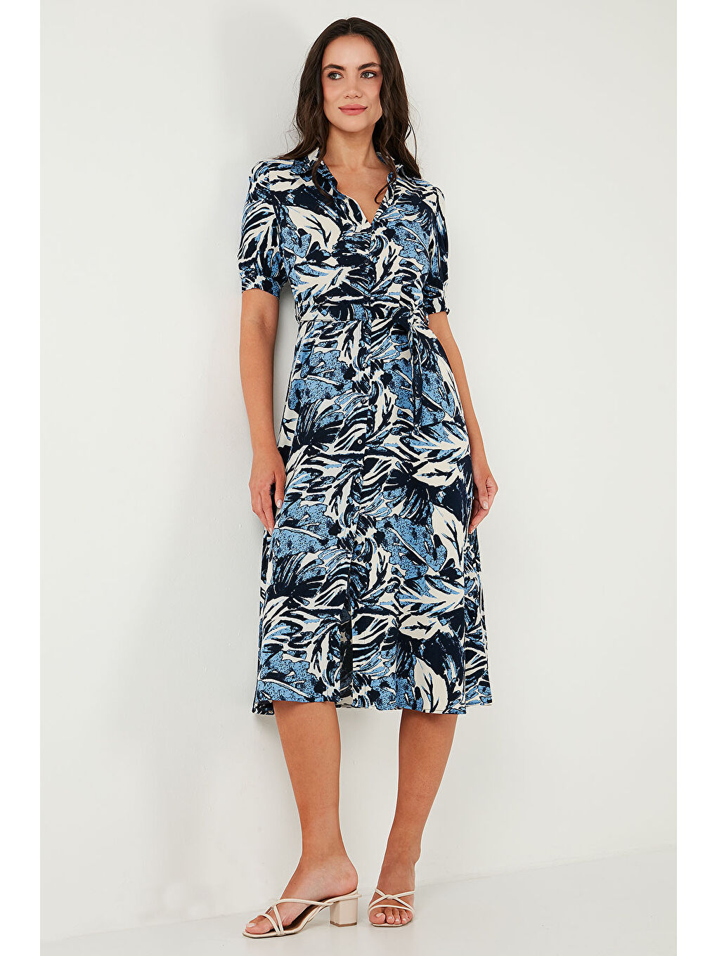 Mavi Desenli Relaxed Fit Balon Kol Yırtmaçlı Kemerli Midi Boy Kadın Elbise 67810558-3