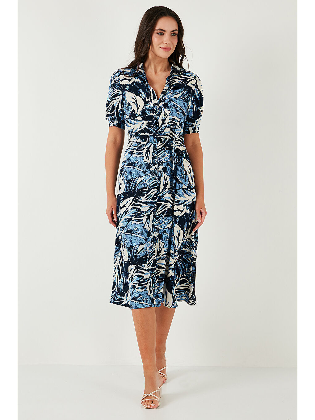 Mavi Desenli Relaxed Fit Balon Kol Yırtmaçlı Kemerli Midi Boy Kadın Elbise 67810558-4