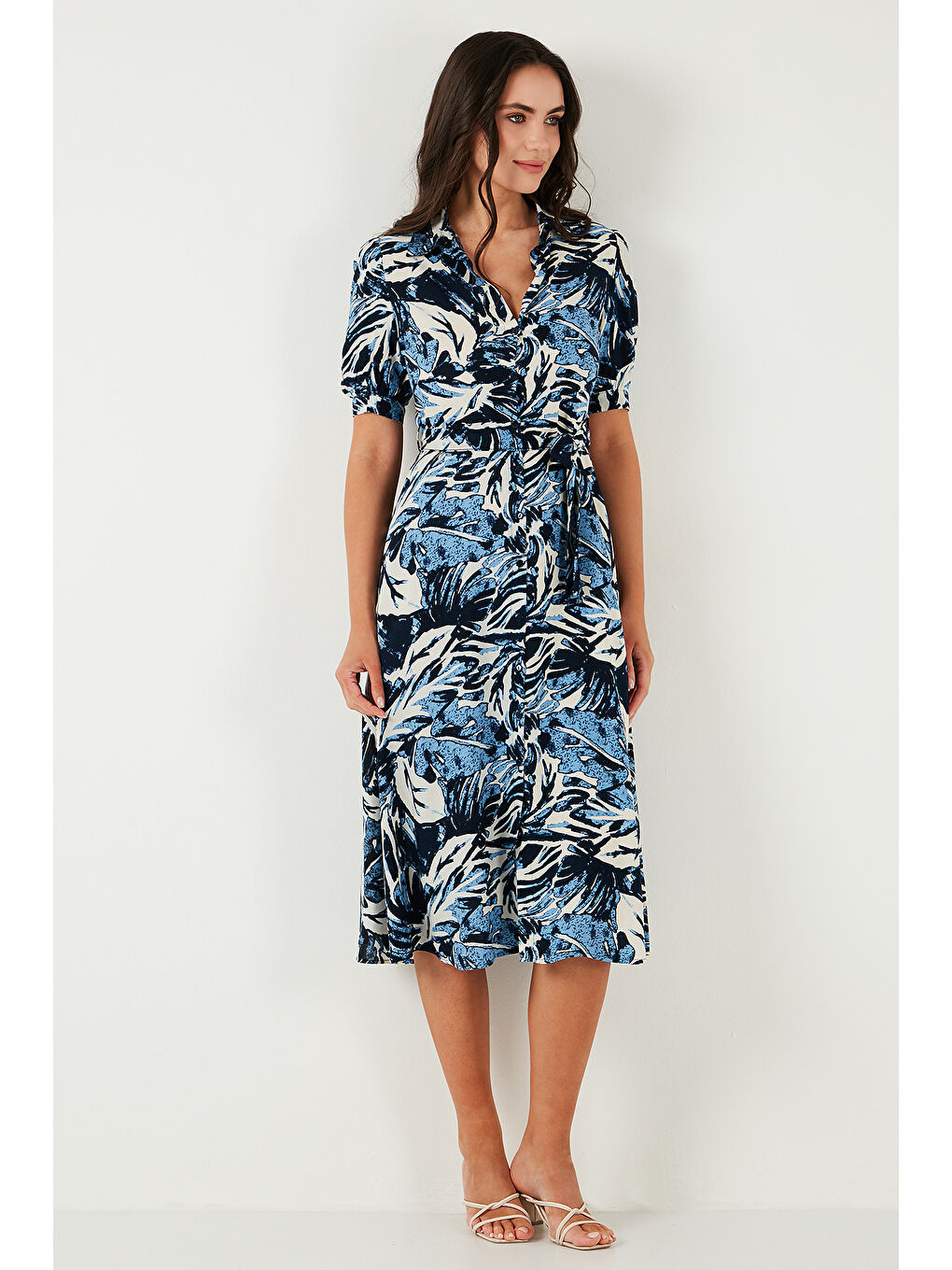 Mavi Desenli Relaxed Fit Balon Kol Yırtmaçlı Kemerli Midi Boy Kadın Elbise 67810558-5