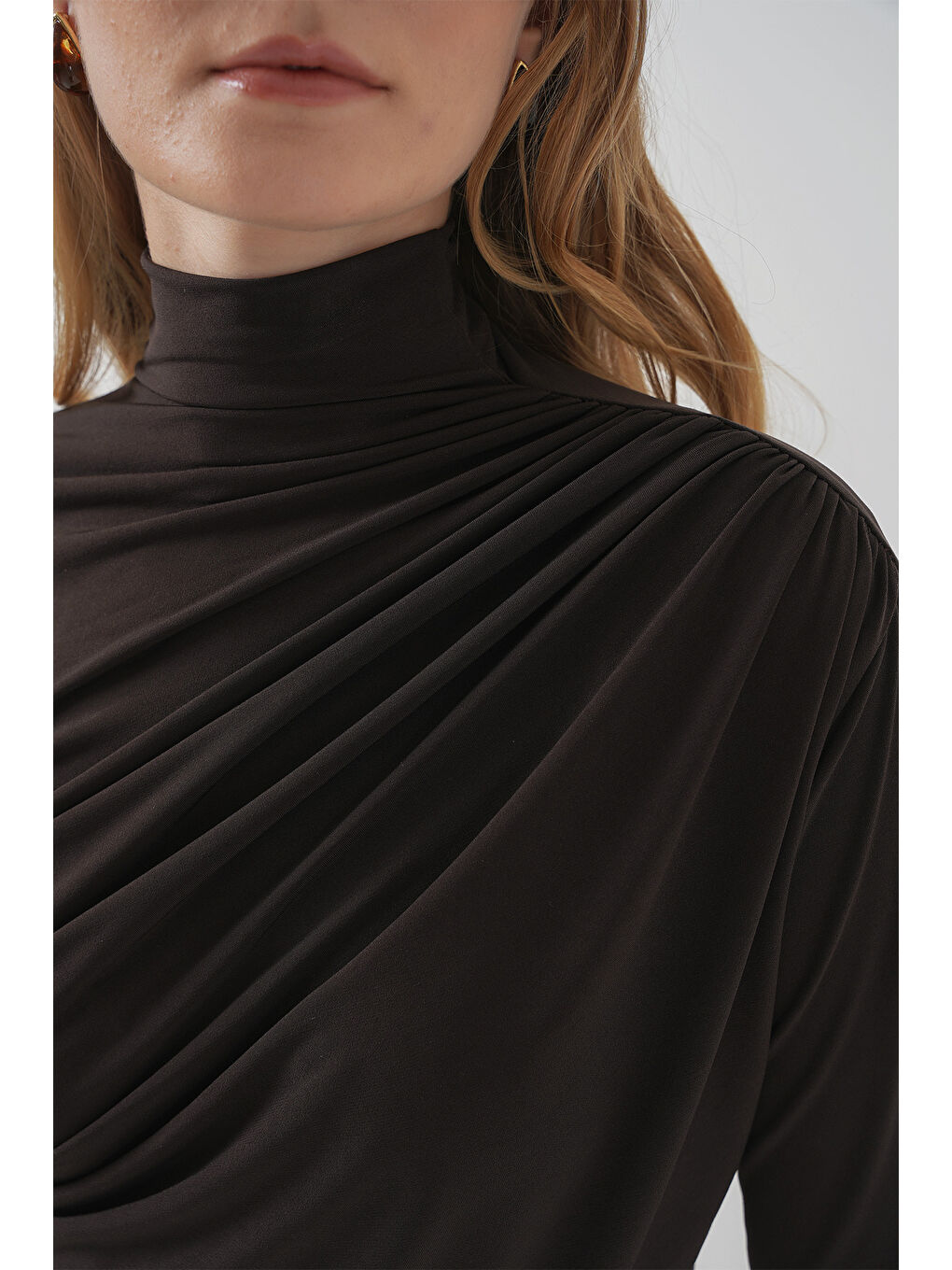 925 Büzgü Detaylı Sandy Bluz - Kahverengi-5