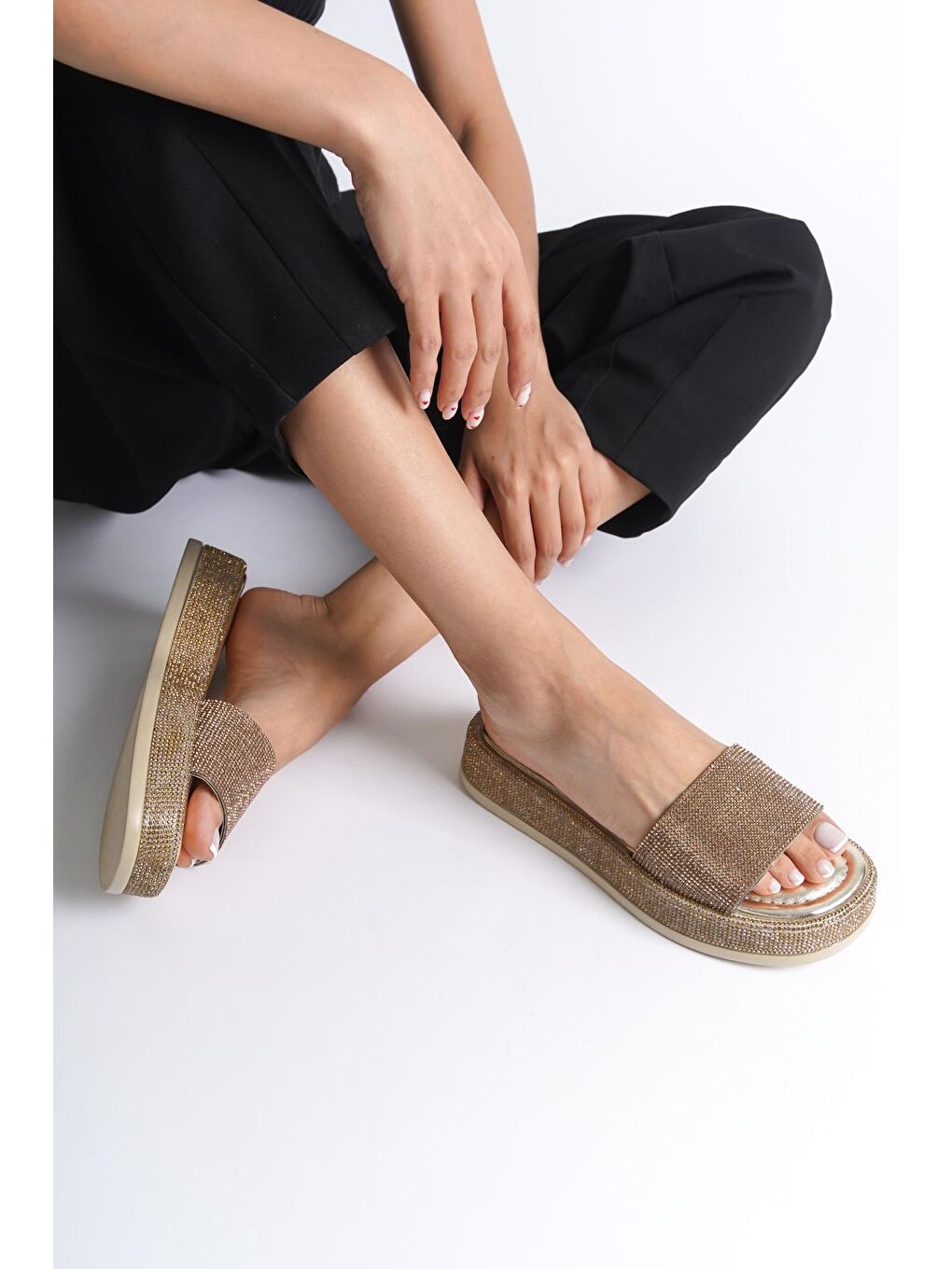 Sarı Dolgu Topuklu Taşlı Kadın Terlik