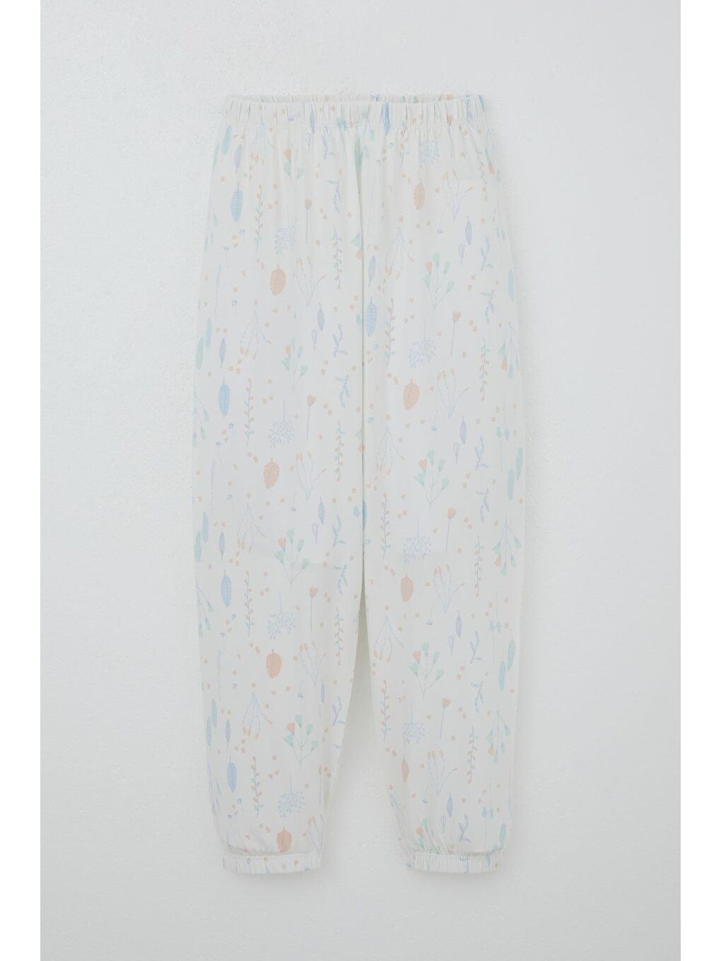 Kız Çocuk Pijama Takımı Bahar Fısıltısı Renkli Yapraklar Desenli Ekru (4-8 Yaş)-3