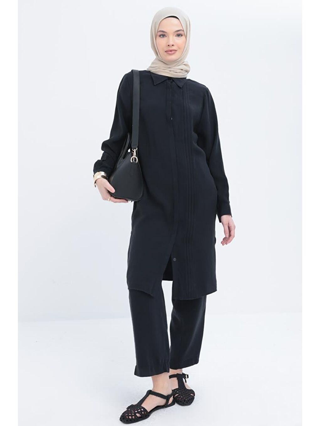 Siyah-Nervürlü Yırtmaçlı Modal Pantolonlu Takım