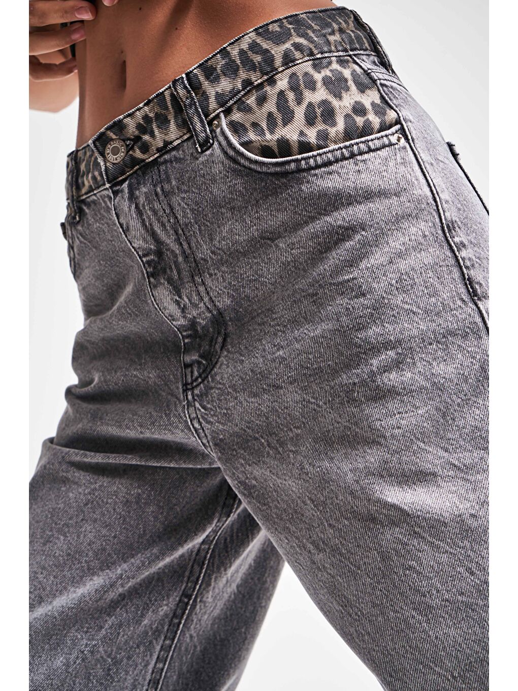 Gri Kadın Füme Renk 4S513 Loose Fit Kemeri Leopar Desenli Denim-2