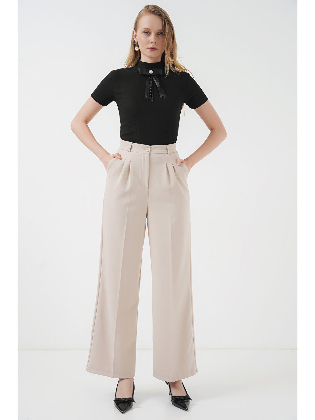 926 Yaka Detaylı Kısa Kol Bluz - Siyah-1