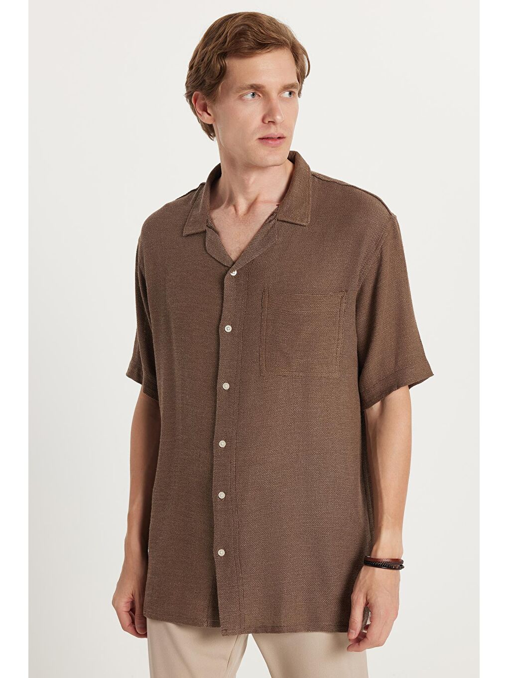 Erkek Relax Fit Apaş Yaka Rustik Kumaş Cepli Kısa Kol Rahat Kesim Kahverengi Gömlek-1