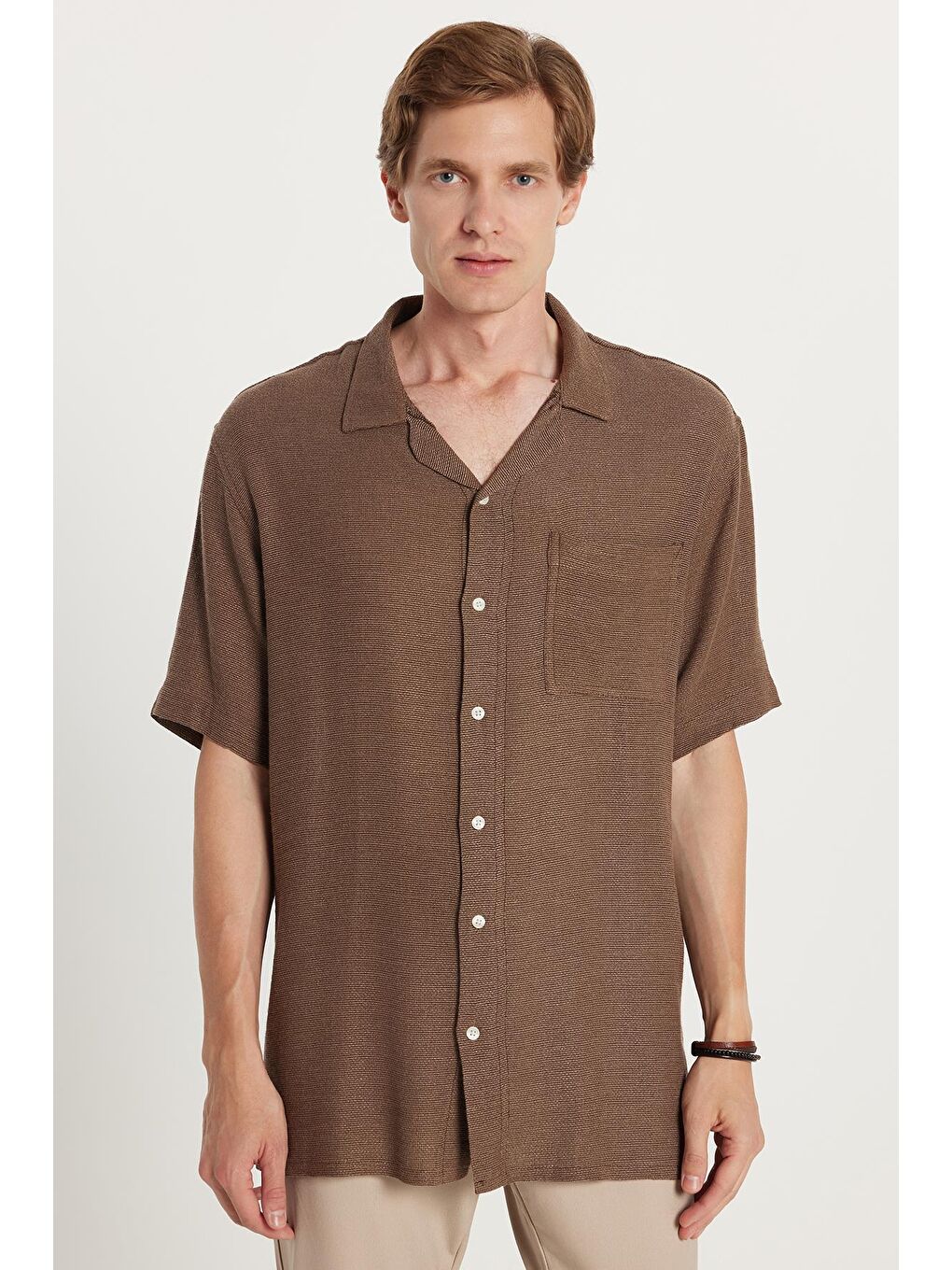 Erkek Relax Fit Apaş Yaka Rustik Kumaş Cepli Kısa Kol Rahat Kesim Kahverengi Gömlek-3