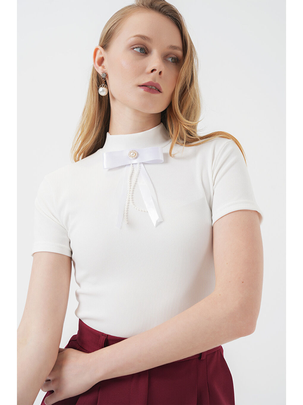 926 Yaka Detaylı Kısa Kol Bluz - Beyaz