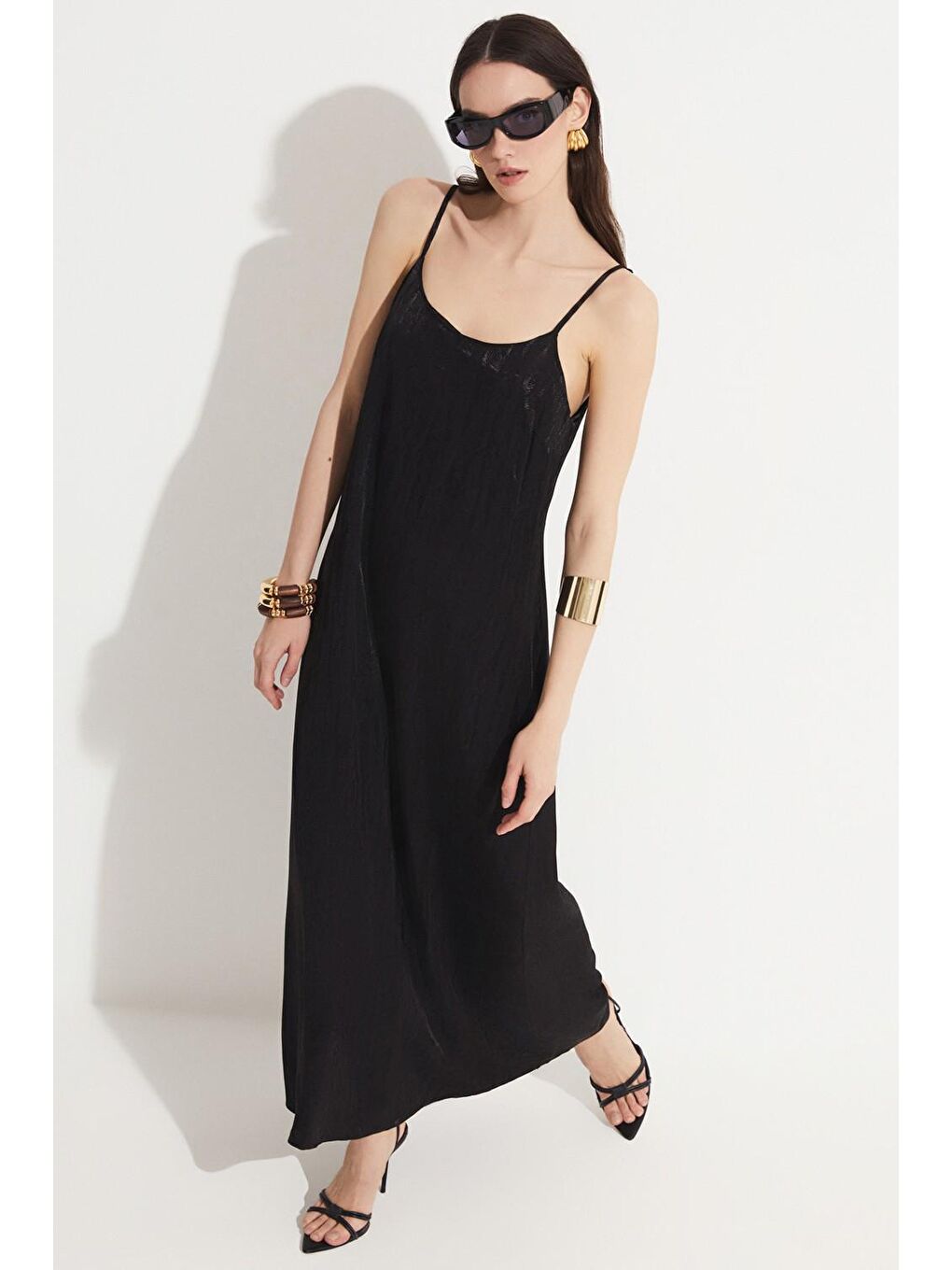 Siyah Kadın Düz Kesim Askılı Midi Dokuma Elbise